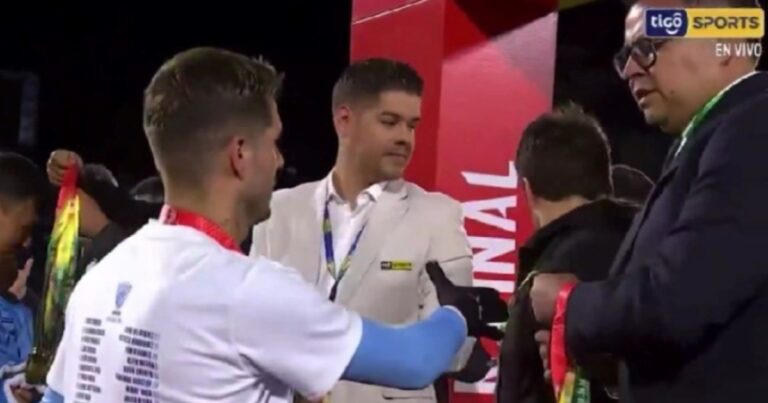 Escándalo en Bolivia: le niegan el saludo a Patito Rodríguez en plena entrega de medallas