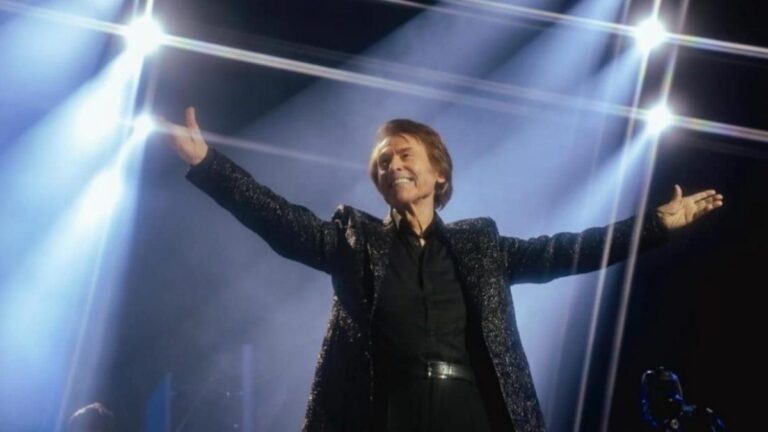 El cantante Raphael recibió el alta tras padecer un linfoma cerebral