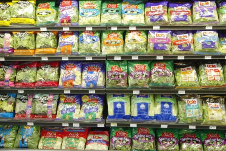 El truco para evitar que las ensaladas y verduras envasadas se pudran, según una experta