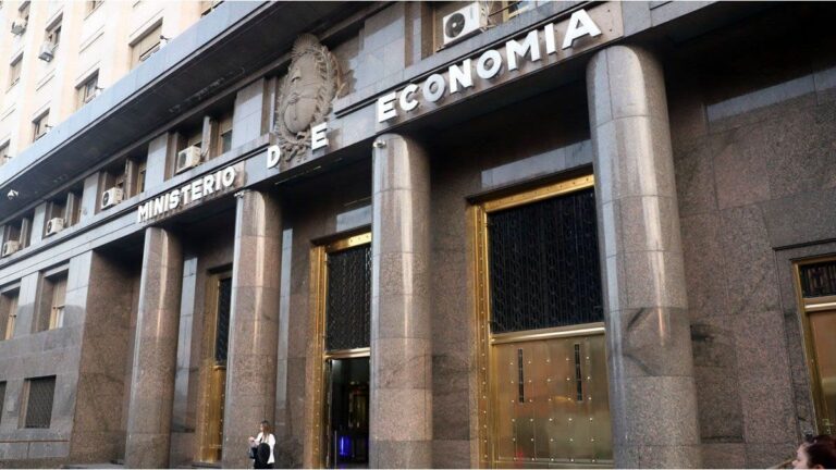 La recaudación fiscal de diciembre alcanzó los $13 billones, con una suba real de poco más del 1%