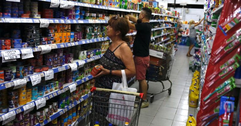 En noviembre siguieron cayendo las ventas de los supermercados, pero se atenuó el derrumbe