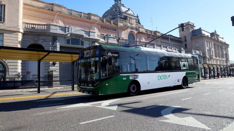 Las empresas de colectivos se reúnen con el Gobierno en la previa de la discusión paritaria