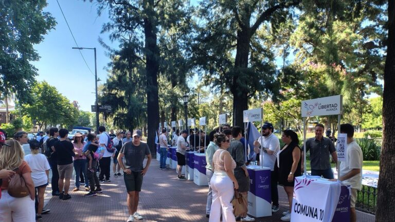 Poca gente en la afiliación a La Libertad Avanza, en simultáneo con la multitudinaria Marcha LGBT