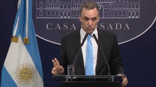 El gobierno disolvió por decreto la Secretaría de Prensa