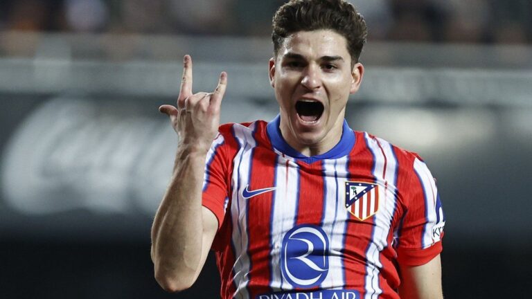 Agónico triunfo del Atlético de Madrid ante el Sevilla con gol de Julián Álvarez