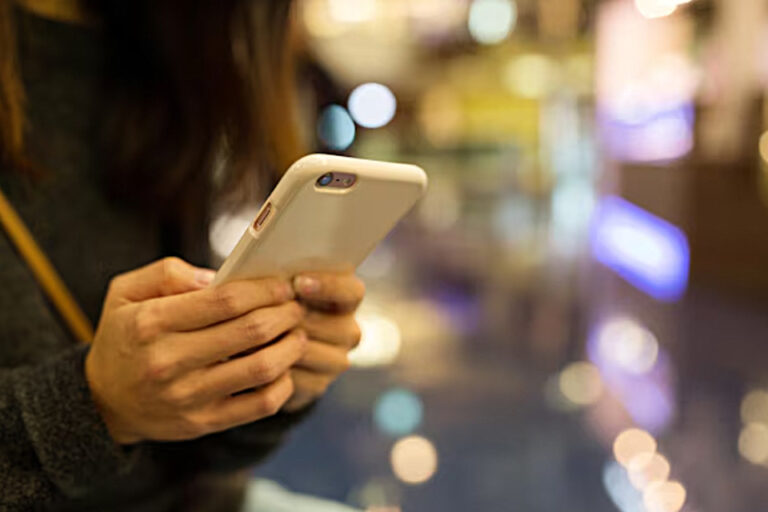 La brecha de género en los efectos del uso de celulares