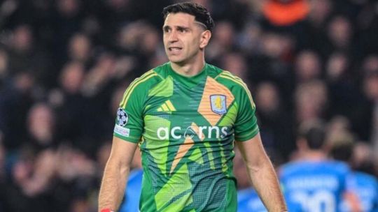 Insultos, silbidos y atajadas: la picante tarde que vivió el Dibu Martínez en Champions