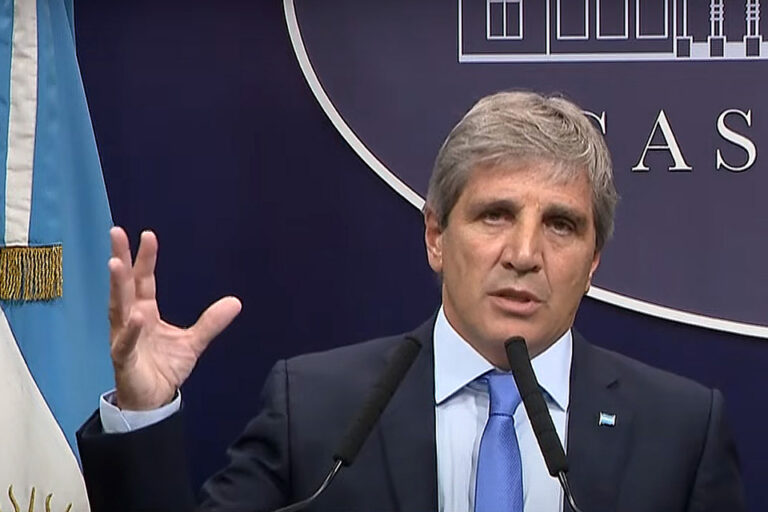 Tiró la toalla, devaluó y abrió