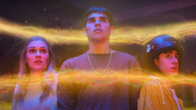 Disney+: una chica encuentra un brazalete mágico con el que podrá viajar en el tiempo