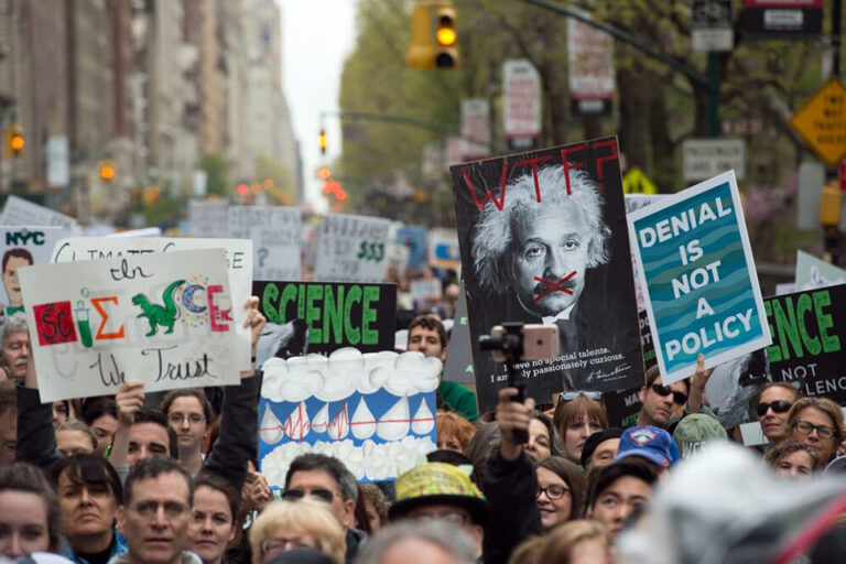 Científicos evitan publicar investigaciones sobre la evolución por temor a ser deportados