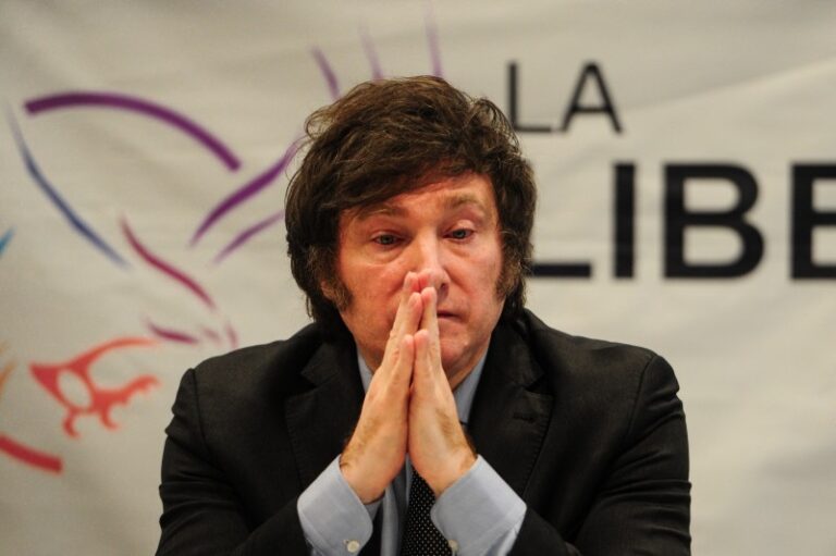 A Milei no le creen los números de baja de la pobreza y se desploma la base de apoyo al Gobierno