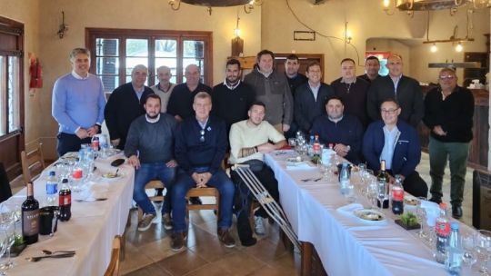 El ala dura de Llaryora busca sumar a un intendente radical en la lista de diputados