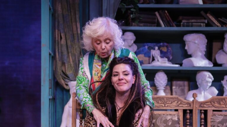 «Flores muertas»: el tiempo detenido en aquel momento en que se fue más feliz