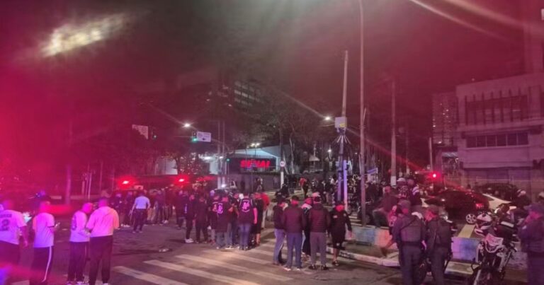 Crisis total en Corinthians: los hinchas ingresaron a la sede del club y amenazaron a dirigentes
