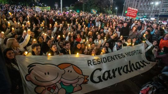 Los residentes del Garrahan marcharon con velas al Obelisco, a la espera de un aumento formal
