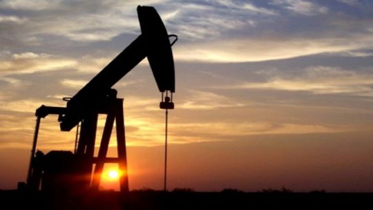 El petróleo en niveles de 75 dólares el barril por el conflicto en Oriente Medio