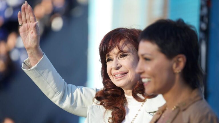 En apoyo a Cristina Kirchner, Mayra Mendoza se tatuó una tobillera con la palabra «dignidad»