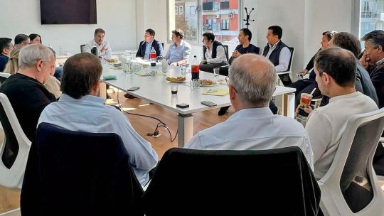 Los intendentes amarillos navegan entre el apoyo y la desconfianza con los Milei