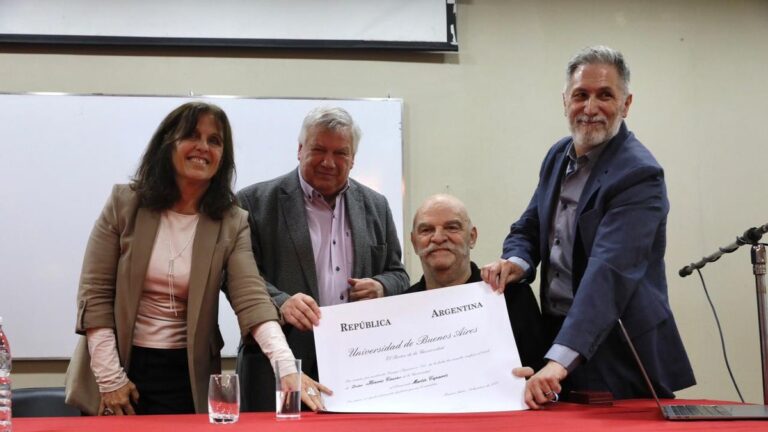 La UBA le entregó un doctorado honoris causa a Martín Caparrós