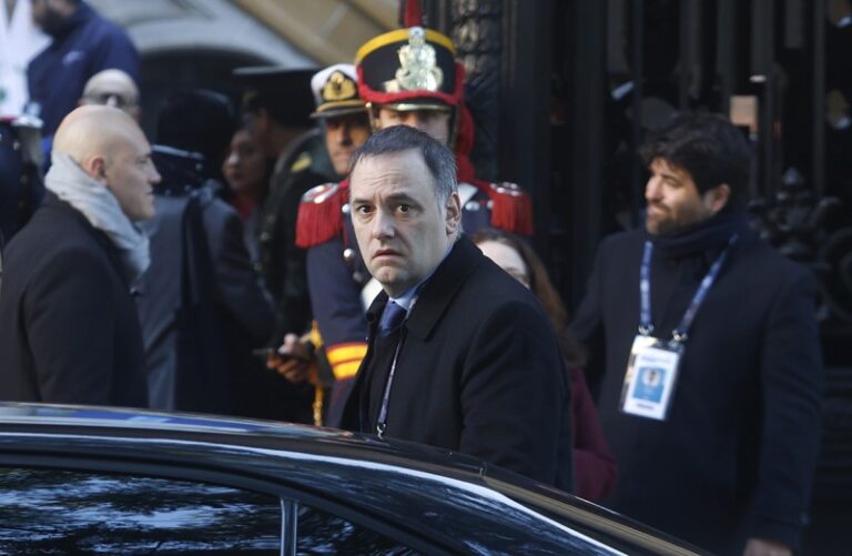 Adorni no quiso responder preguntas para evitar el escándalo de las valijas