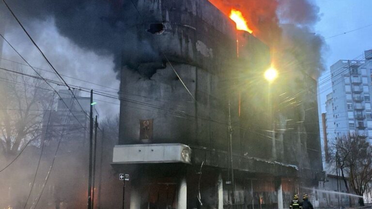 Incendio en La Plata: cuál fue la causa que originó el fuego en el depósito de electrodomésticos