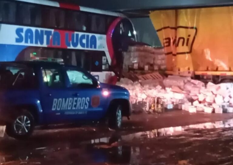 Trágico choque en Santa Fe entre un micro de larga distancia y un camión