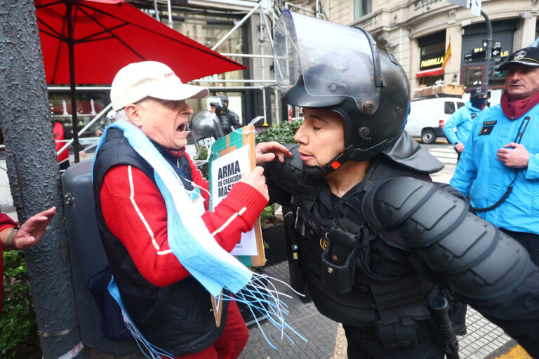 Marcha de jubilados: represión policial, balas de goma y siete detenidos frente al Congreso