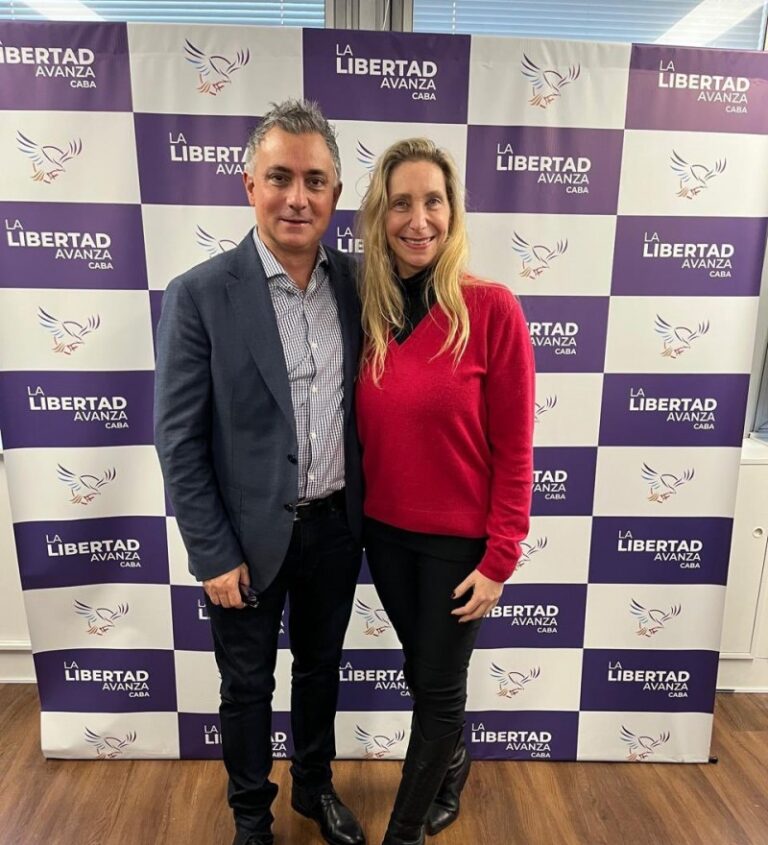 Karina se mostró con Pareja en un duro mensaje a Santiago Caputo