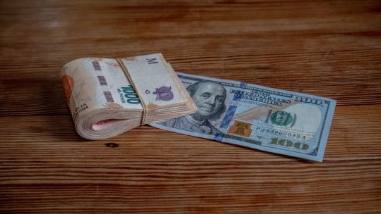 El peso argentino registra el peor mes desde la devaluación de Milei en 2023