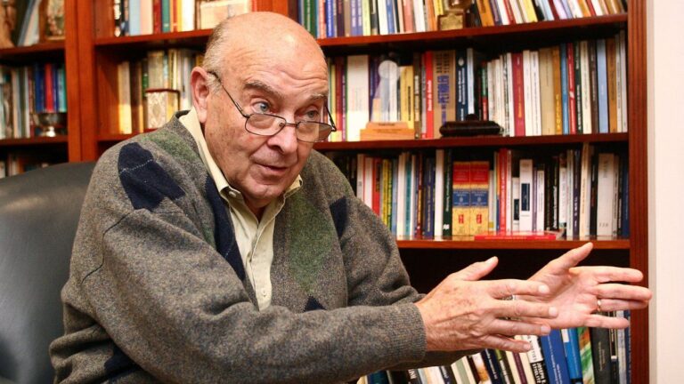 Domingo Cavallo advirtió que la política monetaria «alimenta la expectativa de un salto devaluatorio» y «desalienta la entrada de capitales»