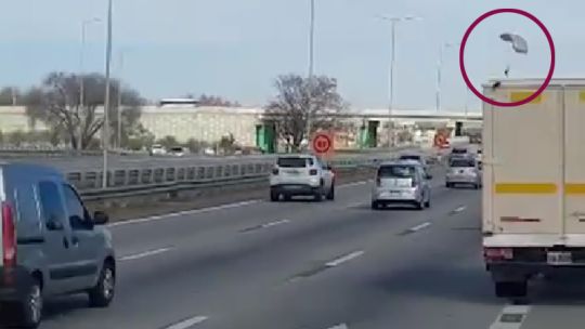 Video: Paracaidistas militares cayeron en plena Circunvalación por fuertes ráfagas de viento
