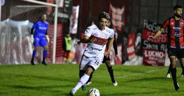 Morón aguantó con uno menos y se llevó un buen punto