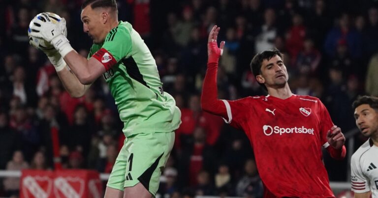 Armani, el campeón del mundo que la rompe