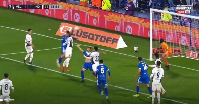 Cambio de tendencia: otro penal por agarrón en Vélez-Independiente