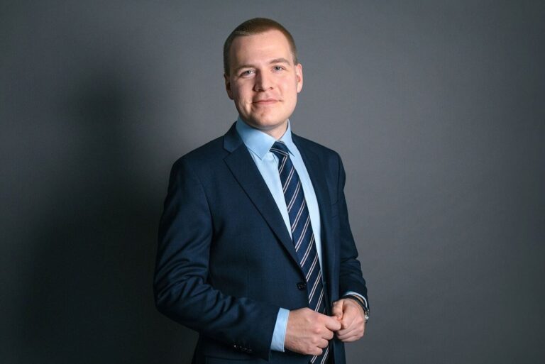 Qué se sabe del diputado finlandés hallado muerto en el Parlamento