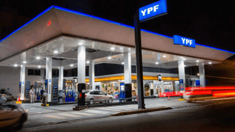 Cargar de noche es más barato: YPF lanzó rebajas exclusivas con su app