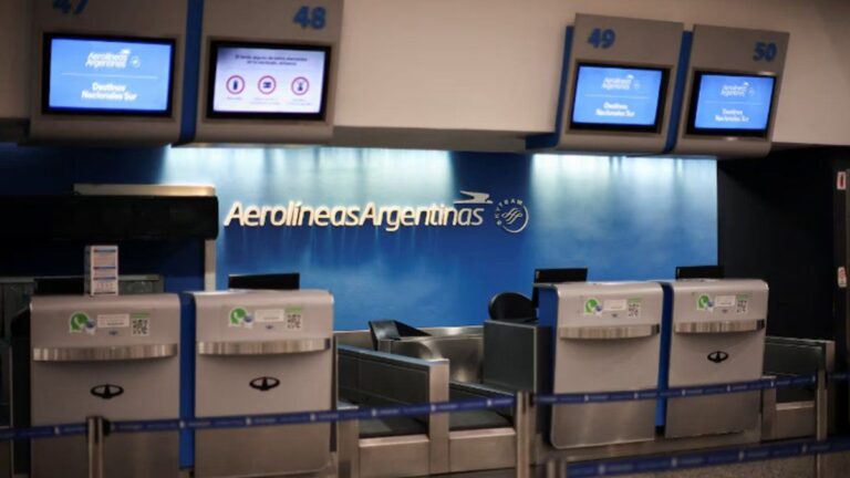 Paro de controladores: Aerolíneas Argentinas cancela 28 vuelos y reprograma otros 43