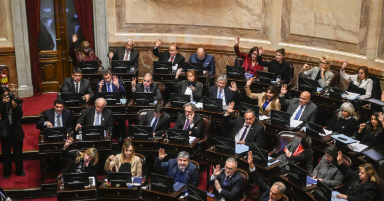 La oposición aprovecha la crisis política del Gobierno y avanza con una norma para limitar los decretos presidenciales