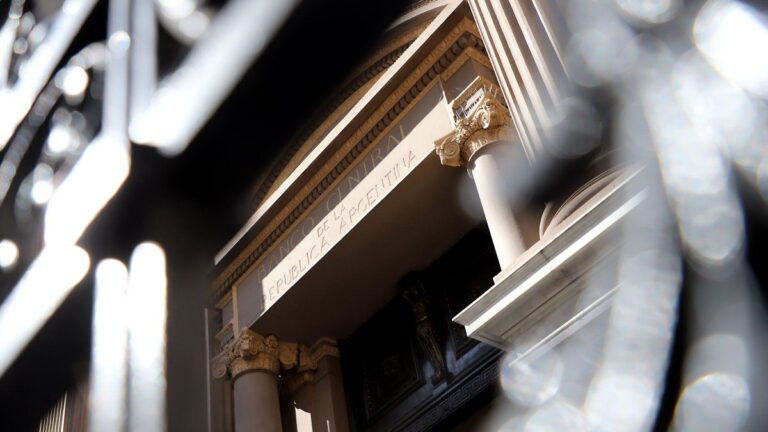 Deuda: el Tesoro le canjea Lecaps por unos $4,5 billones al BCRA antes de una licitación clave