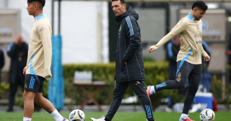 Scaloni repartió pecheras en la práctica abierta de la Selección: la formación ‘juvenil’ con la que rodeó a Messi antes del partido vs Venezuela