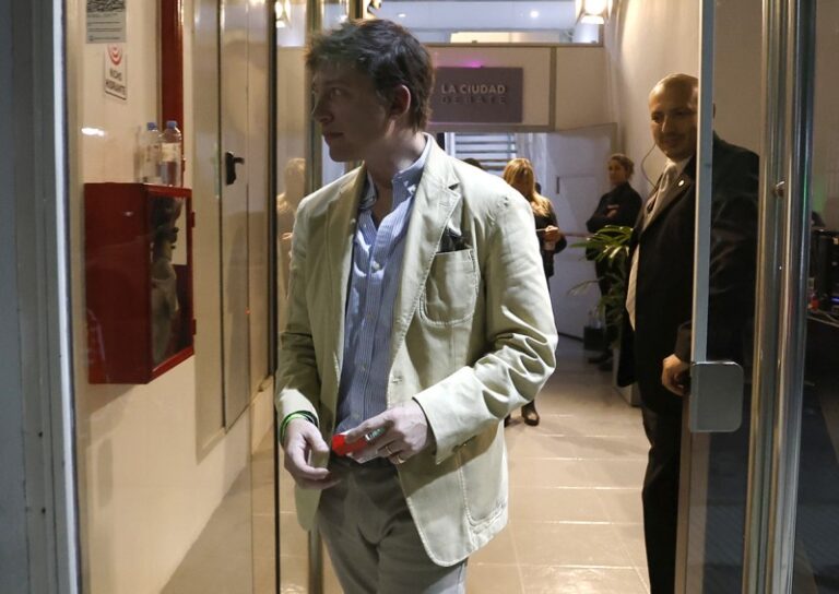 Santiago desempolvó su aparato digital y humilló a los Menem