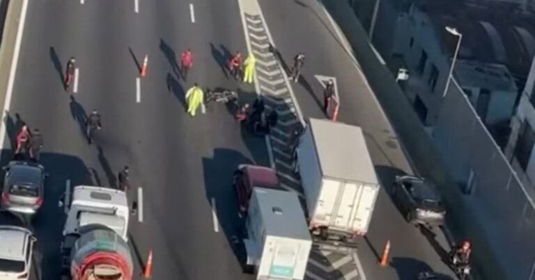 Tragedia en la Autopista Buenos Aires-La Plata: murió un motociclista tras chocar contra un camión