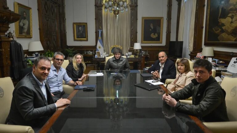 Un presidente debilitado que acelera en las curvas: a Milei se lo derrota en las calles
