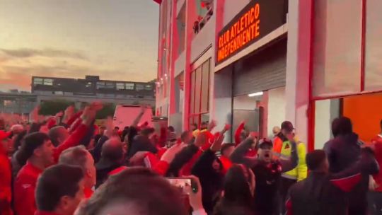 Clima caliente en Independiente: hinchas pidieron la renuncia de los dirigentes