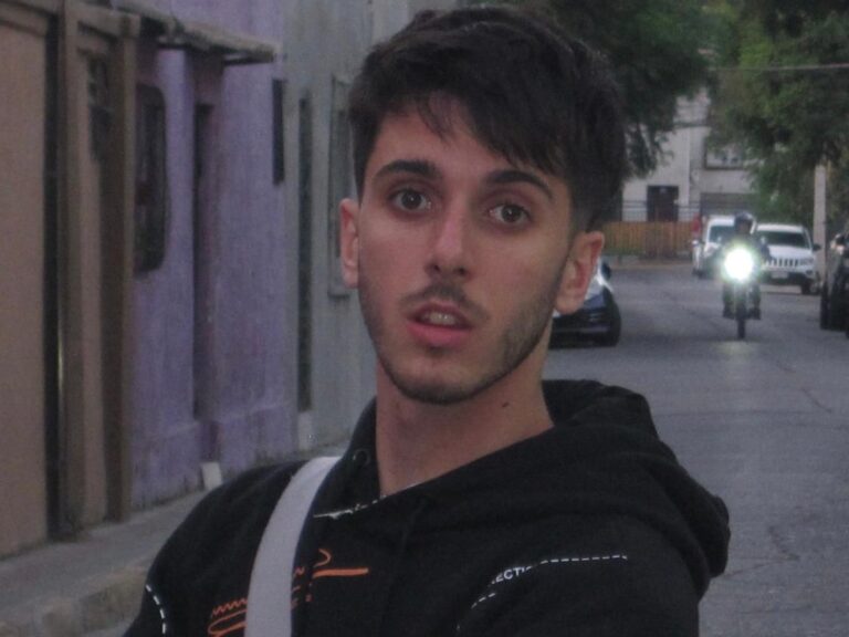 Es hijo de un reconocido actor, le dieron la mejor herencia y a los 22 años brilla junto a una estrella