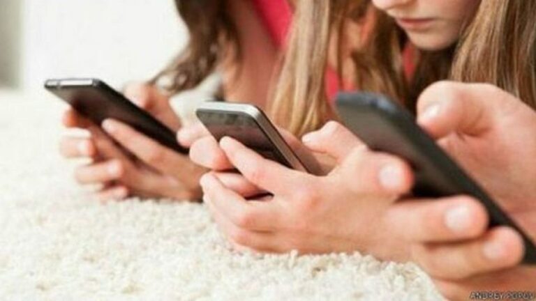 Francia busca prohibir el uso de redes sociales y restringir el uso del celular en adolescentes