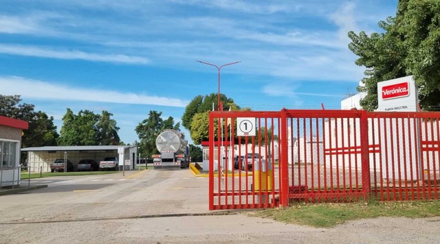 Gigante lácteo frenó sus plantas, suma casi 4.000 cheques sin fondos y empleados toman instalaciones