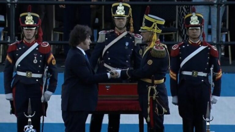 Con un llamativo cambio de «slogan», Javier Milei encabezó el acto por San Lorenzo: «El sable es un emblema»