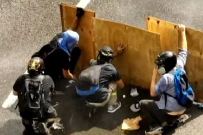 Así armaban bombas molotov frente al Congreso: encapuchados, piedras e incidentes por la reforma laboral
