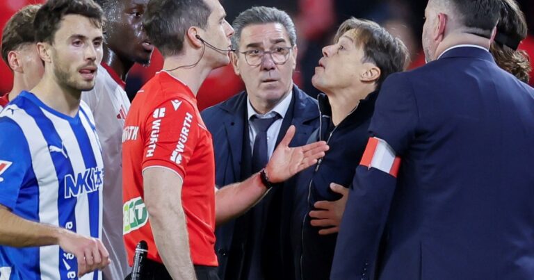 Video: el escandaloso cruce de Almeyda con el árbitro durante el empate entre el Sevilla y el Alavés de Coudet